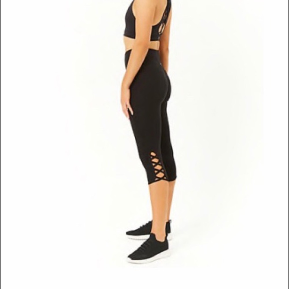 Active Crisscross Capri Leggings